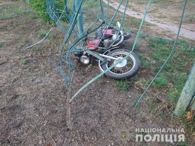 Мужчина на мотоцикле врезался в забор школы на Харьковской области