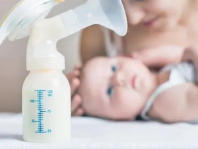 Дітей до шести місяців необхідно годувати виключно грудним молоком - ВООЗ
