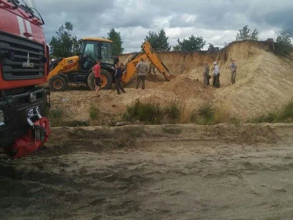В Ровенской области из-за песчаного оползня засыпало двоих детей
