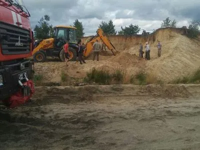 В Ровенской области из-за песчаного оползня засыпало двоих детей