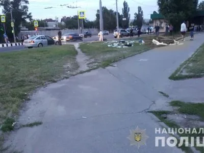 В Харькове женщина наехала на пешеходов и сбила агитационную палатку