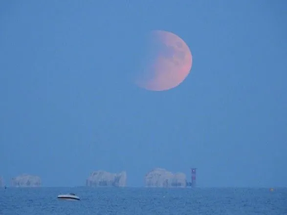 Від Австралії до Британії: з'явилися кадри місячного затемнення з усіх куточків світу