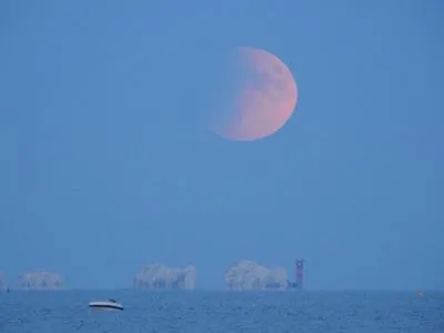 От Австралии до Великобритании: появились кадры лунного затмения со всех уголков мира