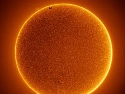 NASA показало, как выглядит МКС на фоне Солнца