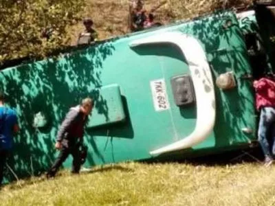 В Колумбії три людини загинули в результаті падіння мікроавтобуса в прірву