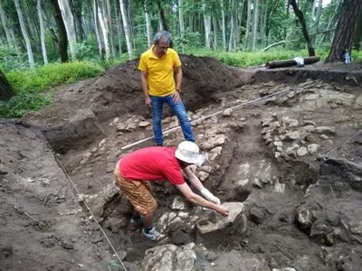 Поблизу Львова археологи виявили амфору, якій 5 тисяч років