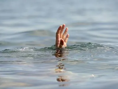 Мужчина утонул во время отдыха на озере