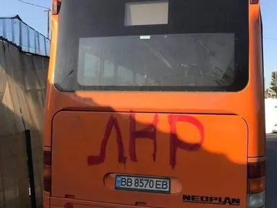 Автобус, который ходит от моста в Станице Луганской, обклеили провокационными листовками