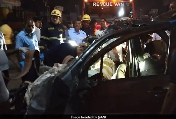 По меньшей мере девять человек погибли в Индии при столкновении автомобиля с грузовиком