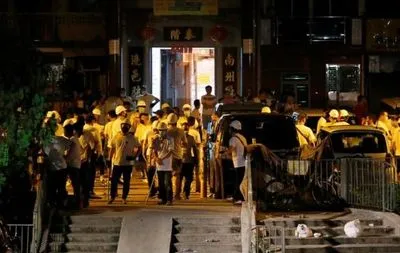Протесты в Гонконге: толпа штурмует метро, десятки пострадавших
