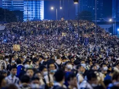 В Гонконге полиция применила слезоточивый газ и резиновые пули против митингующих