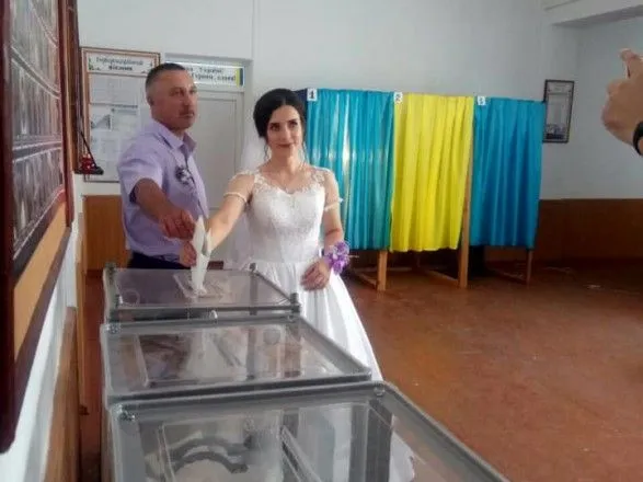 Выборы в Раду: женщина пришла голосовать в свадебном платье