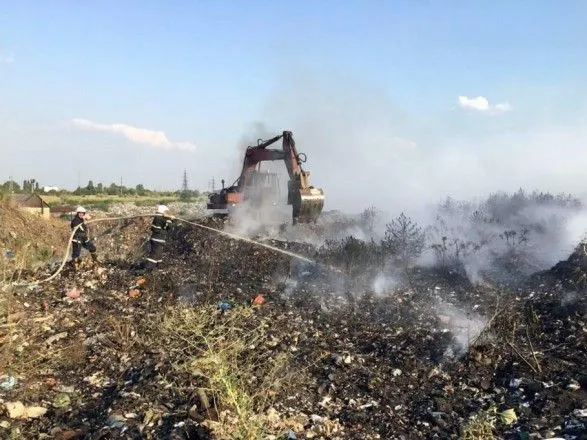 У Дніпропетровській області загорілось нелегальне сміттєзвалище