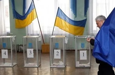 На Закарпатье избиратель вместо бюллетеней хотел бросить в урну листы бумаги