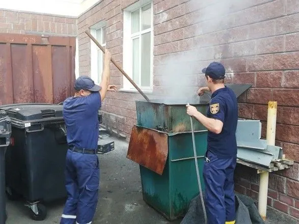 У Києві на території школи з дільницею сталася пожежа