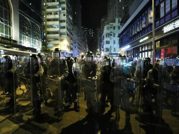 Демонстранты в Гонконге окружили офис представительства Китая, продолжаются беспорядки