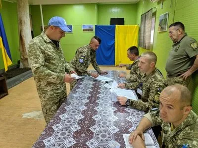 Українські миротворці за кордоном голосують на виборах до ВР