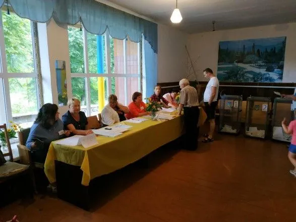 У деяких областях України виборці голосують без паспортів - ОПОРА