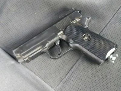 В автівці біля дільниці на Житомирщині знайшли зброю