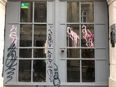 У Львові вандали обмалювали відреставровані брами