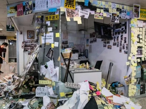 Члени тріад напали на протестувальників у метро Гонконга, десятки травмованих