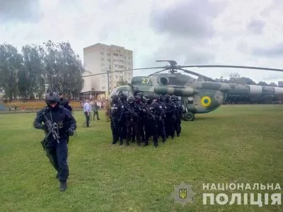 Вертолет с спецназовцами направили в Коростень для транспортировки бюллетеней