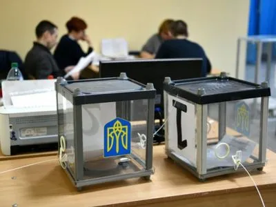 Кандидат от "Слуги народа" выигрывает выборы у Бурбака в округе в Черновицкой области