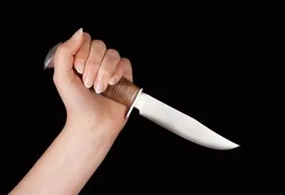 Жінка на Херсонщині вдарила ножем коханку чоловіка