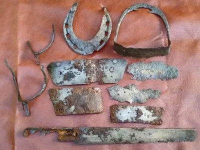 Шпори і бойовий ніж: археологи знайшли на Львівщині артефакти XIV століття