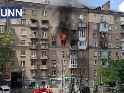 В центре Киева пожар в многоэтажке, людей эвакуируют