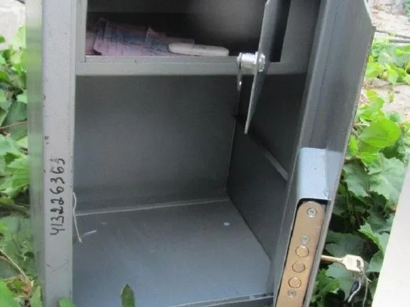 В Киеве мужчина вынес сейф с работы