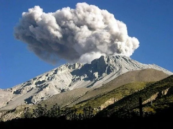 u-peru-aktivizuvavsya-vulkan