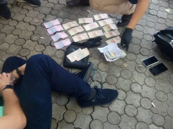 В Киеве полицейские погорели на взятке в 20 000 гривен