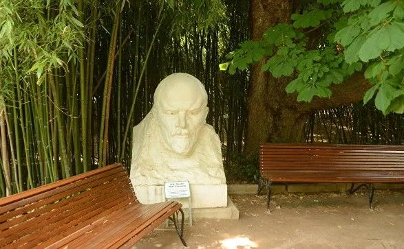 У Нікітський ботсад повернуть бюст Леніна на місце статуї Флори