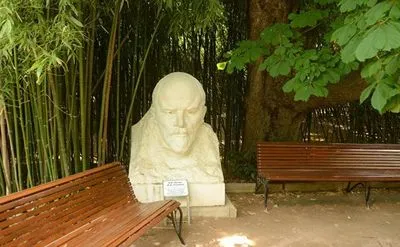 У Нікітський ботсад повернуть бюст Леніна на місце статуї Флори
