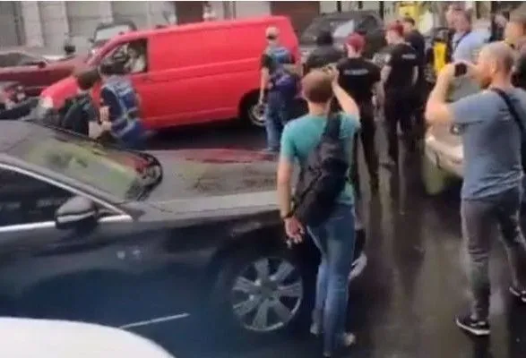Потасовка под ГБР: на авто Порошенко бросился человек