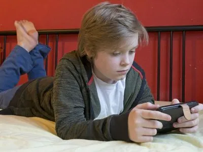Майже половина українських дітей 8-11 років засинають зі смартфоном