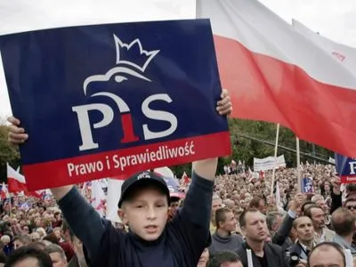 Правляча правоконсервативна коаліція у Польщі зберігає лідерство - опитування