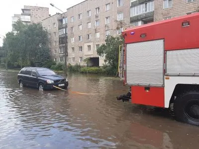 У Рівному потужна злива затопила десятки автівок