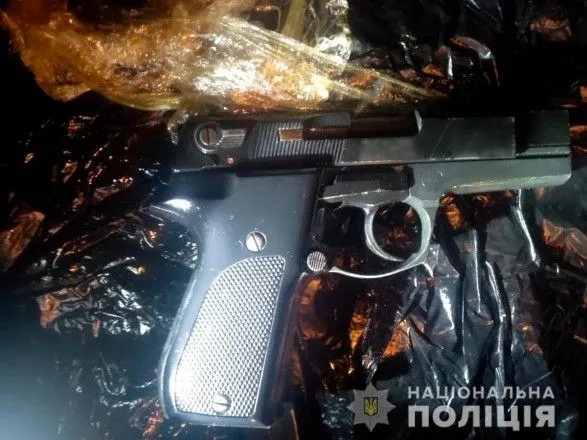 u-chernivtsyakh-sered-smittya-znayshli-pistoleti