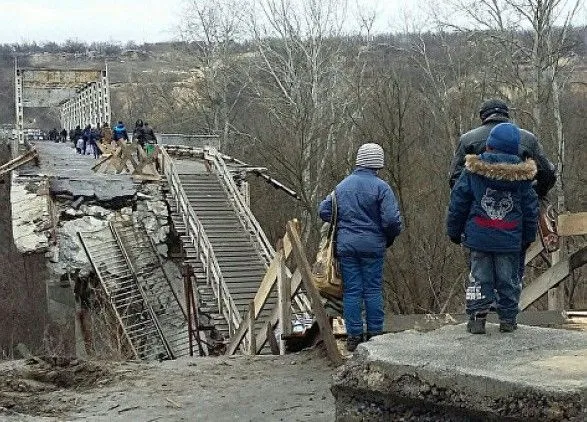 Украинские специалисты смогли обследовать мост в Станице Луганской лишь с третьей попытки