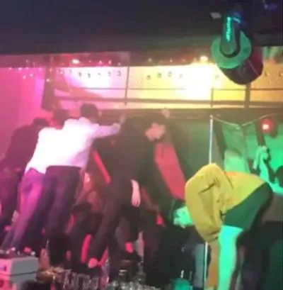 В Южной Корее во время обрушения конструкции в ночном клубе погибли два человека