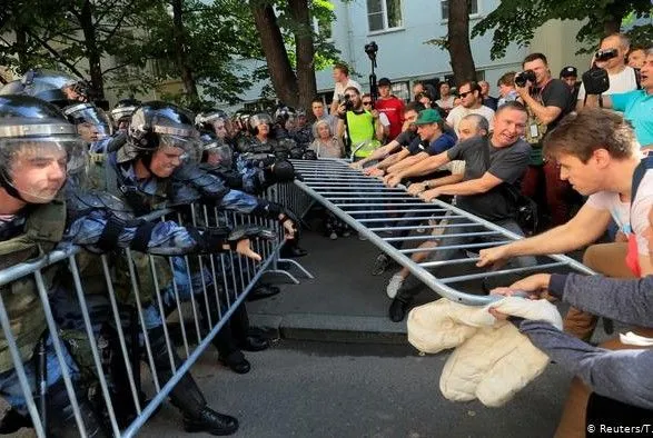 МЗС Польщі засудило жорстоке придушення демонстрації у Москві