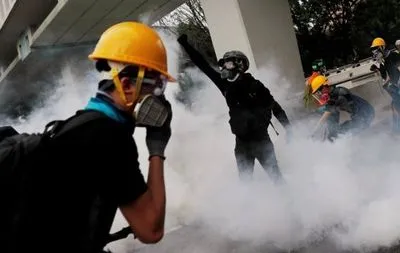 Протести в Гонконзі переростають в насильство: поліція застосувала сльозогінний газ