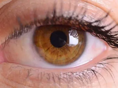 Вчені створили контактну лінзу, яка збільшує зображення при подвійному блиманні