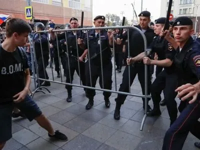 Росія: протестувальника в Москві підозрюють у киданні урни в омонівця, його заарештували