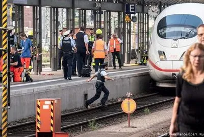 В Германии мужчина столкнул на рельсы под поезд мать с 8-летним мальчиком, ребенок погиб