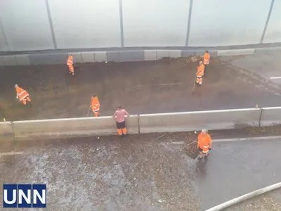 Потоп на столичних Дорогожичах: рятувальники відкачують воду більше трьох годин