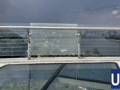Трещина на пешеходном мосту в Киеве: стеклянный элемент заменят через два дня