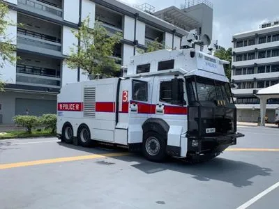 Полиция Гонконга может задействовать против демонстрантов машины с водяными пушками